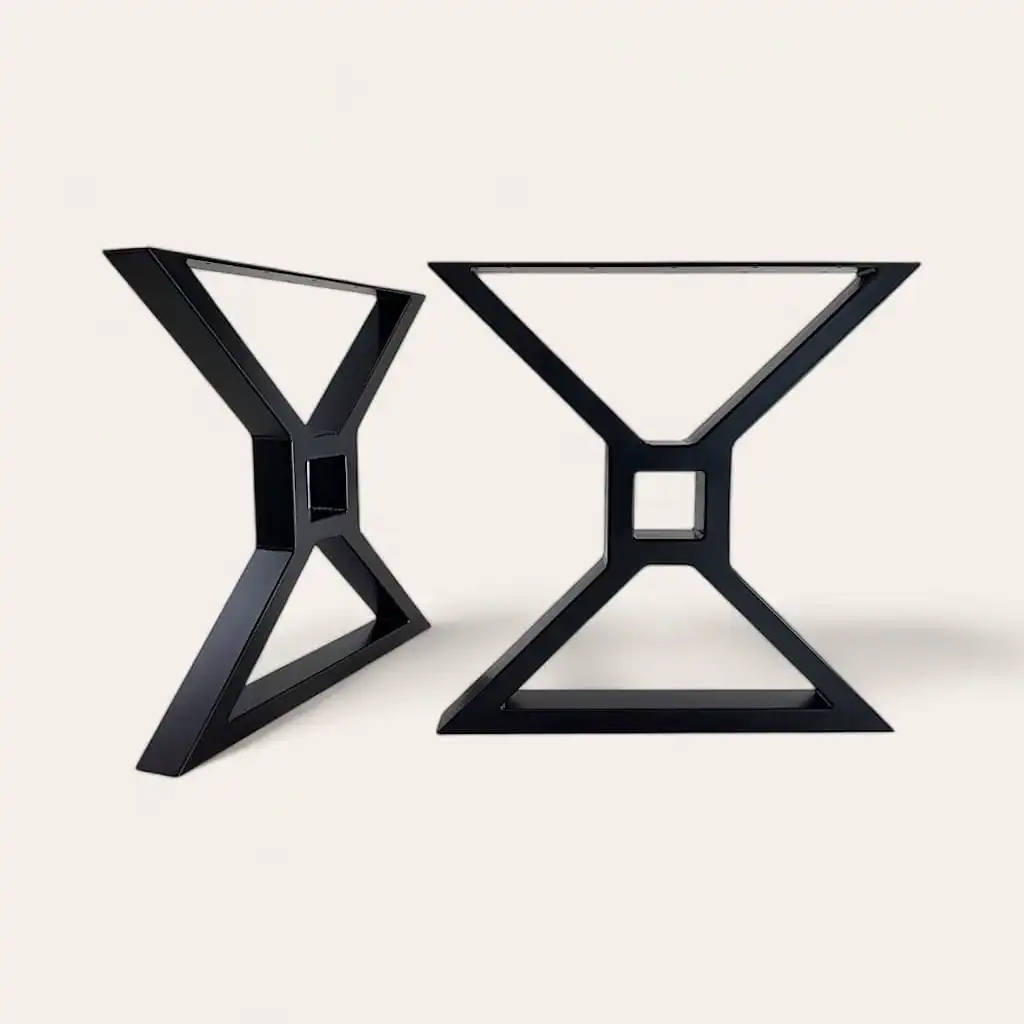  Deux pieds de tables d'appoint géométriques noires au design moderne sur fond uni. 