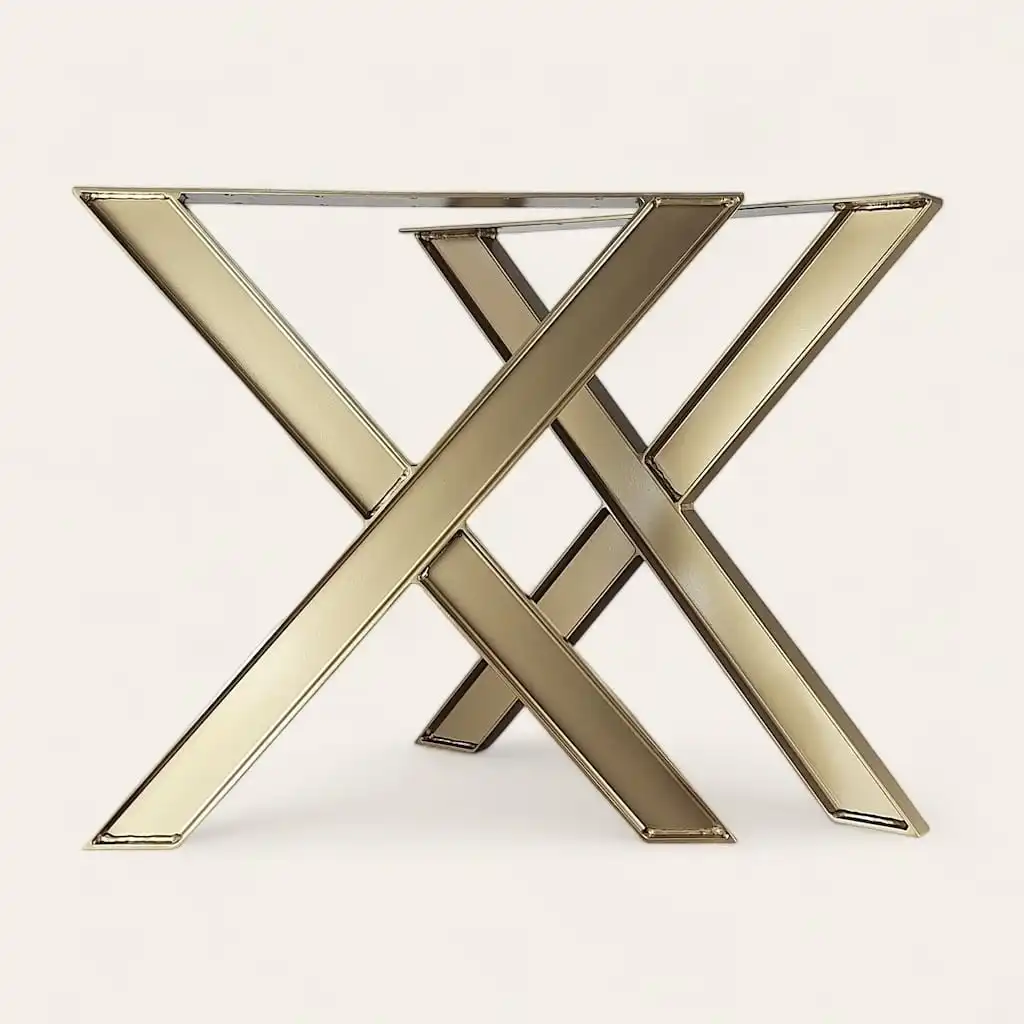  Pied métallique en forme de X avec surfaces réfléchissantes sur fond blanc. 