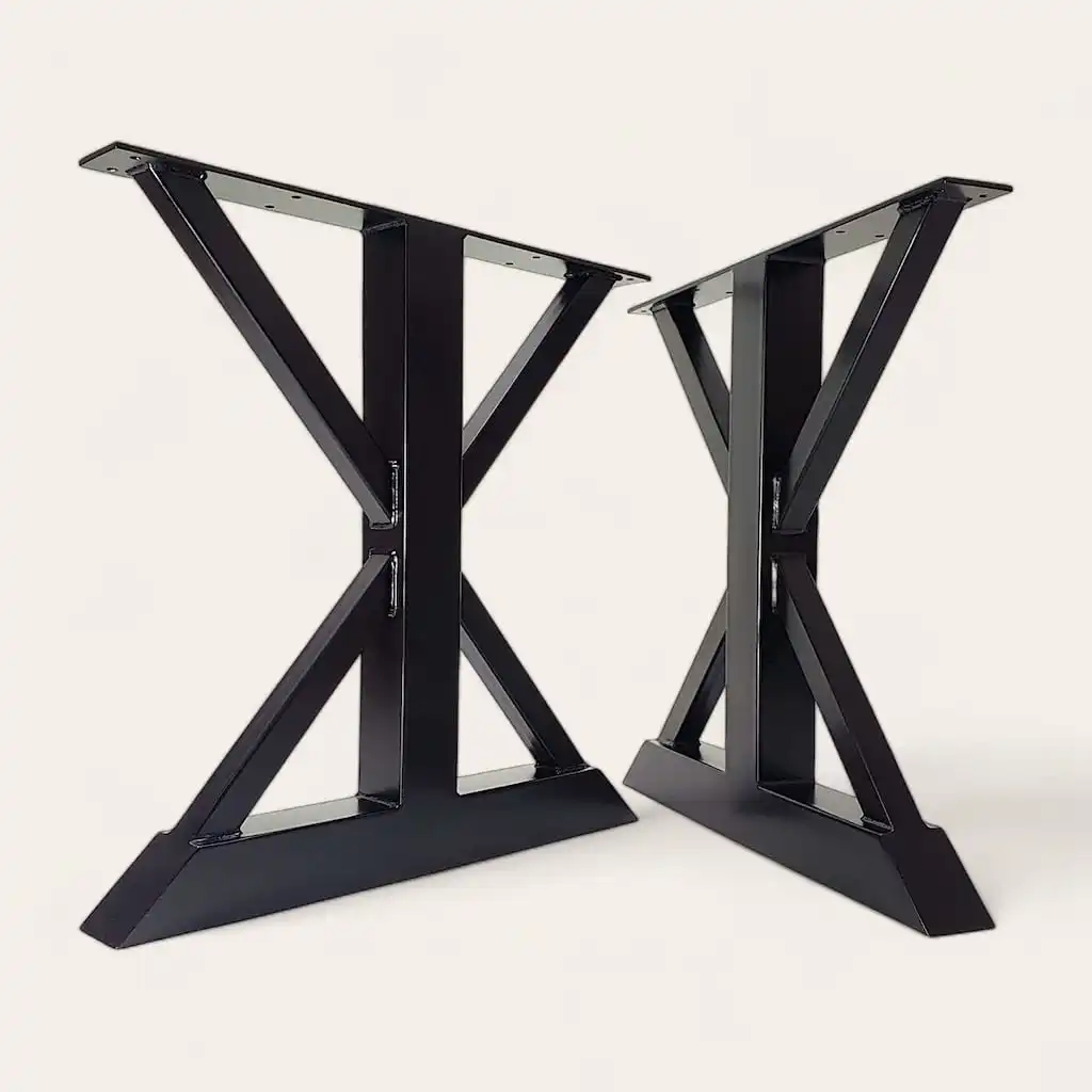  Deux pieds de table en métal noir en forme de X sur fond blanc. 