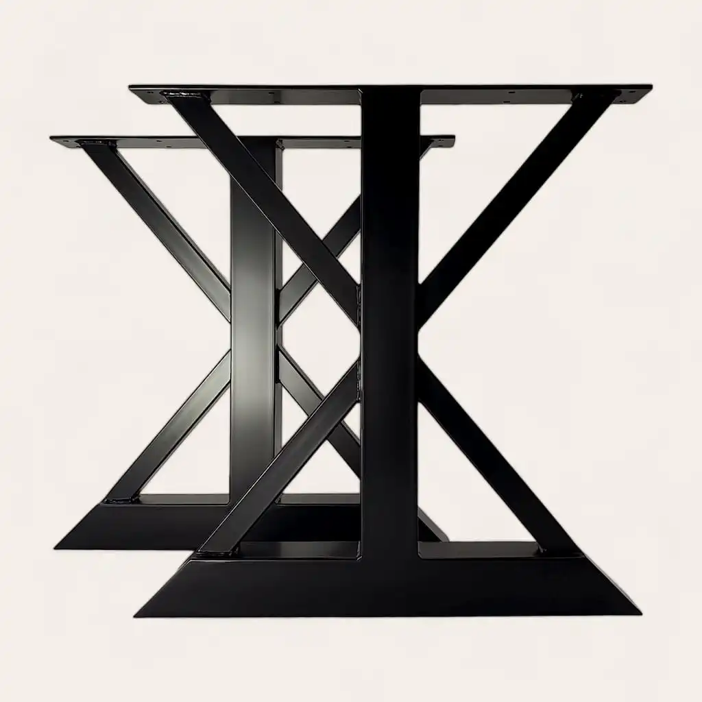  Base de table en métal noir avec un design symétrique en forme de X. 