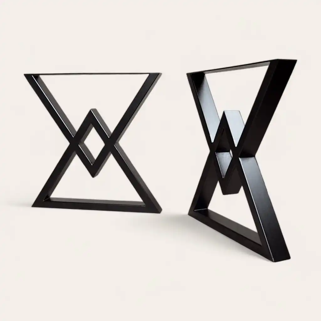  Deux pieds de table géométriques abstraites noires au design triangulaire, l'une verticale et l'autre inclinée, sur fond blanc. 