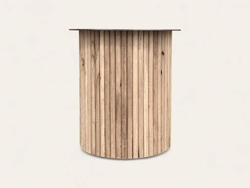 Un comptoir ou un bureau cylindrique en bois avec un dessus plat, isolé sur un fond clair.