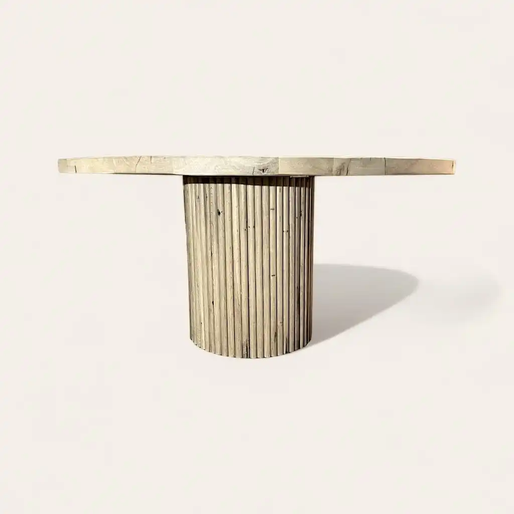 Table en bois avec une base ronde cannelée et un plateau naturel aux bords bruts sur fond blanc. 