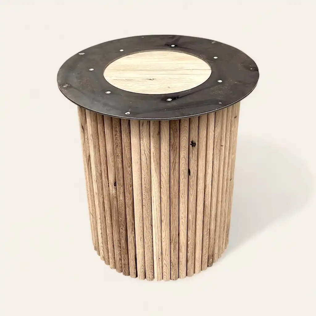  Table d'appoint en bois avec plateau circulaire en métal et centre découpé. 