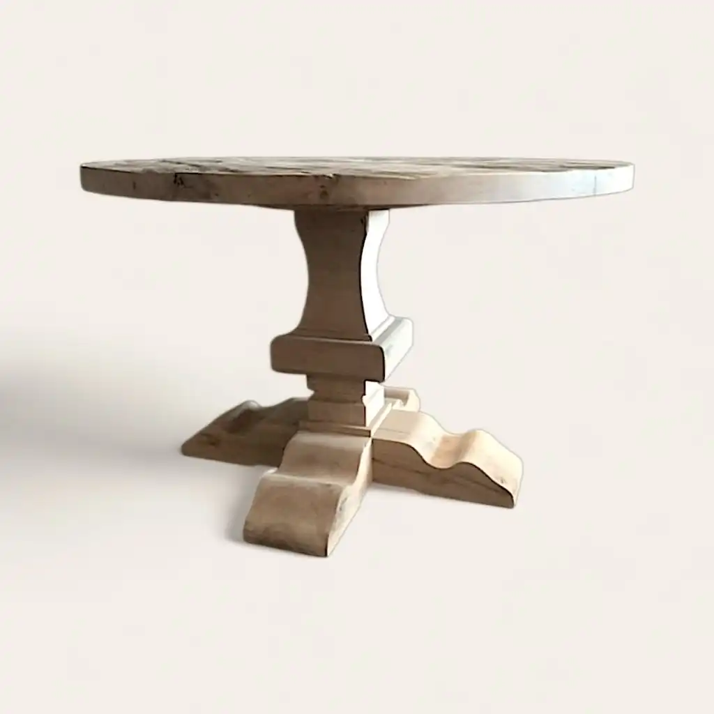  Table en bois ancien avec une base non conventionnelle sur fond blanc uni. 