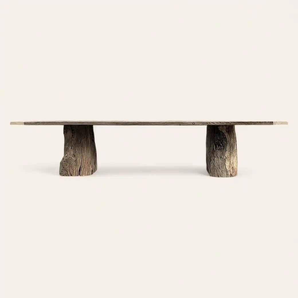  Table rustique en bois vieilli avec pieds en tronc d'arbre. 