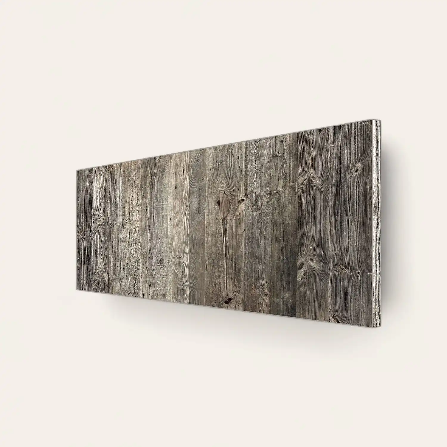  Une impression panoramique sur toile représentant une texture de planche de bois rustique montée sur un mur blanc. 
