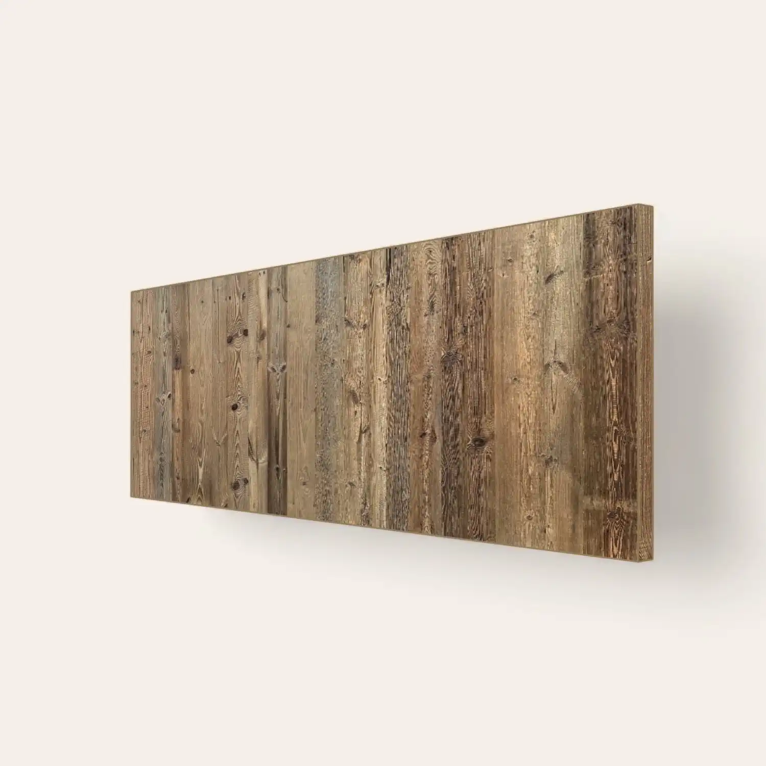  Planche de bois rustique montée sur un mur blanc. 