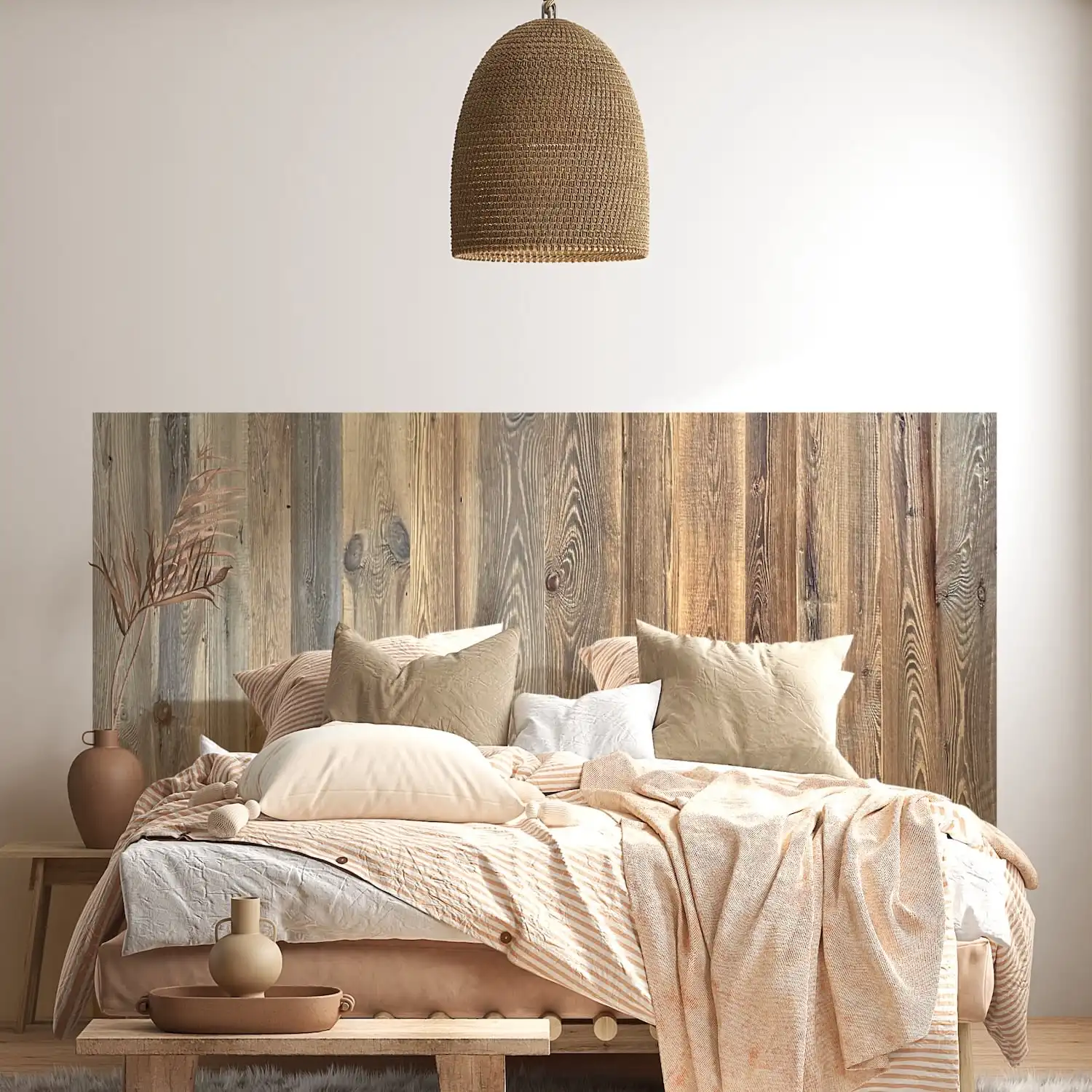  Une chambre confortable avec une tête de lit en bois rustique, une literie aux tons neutres et une suspension tressée. 
