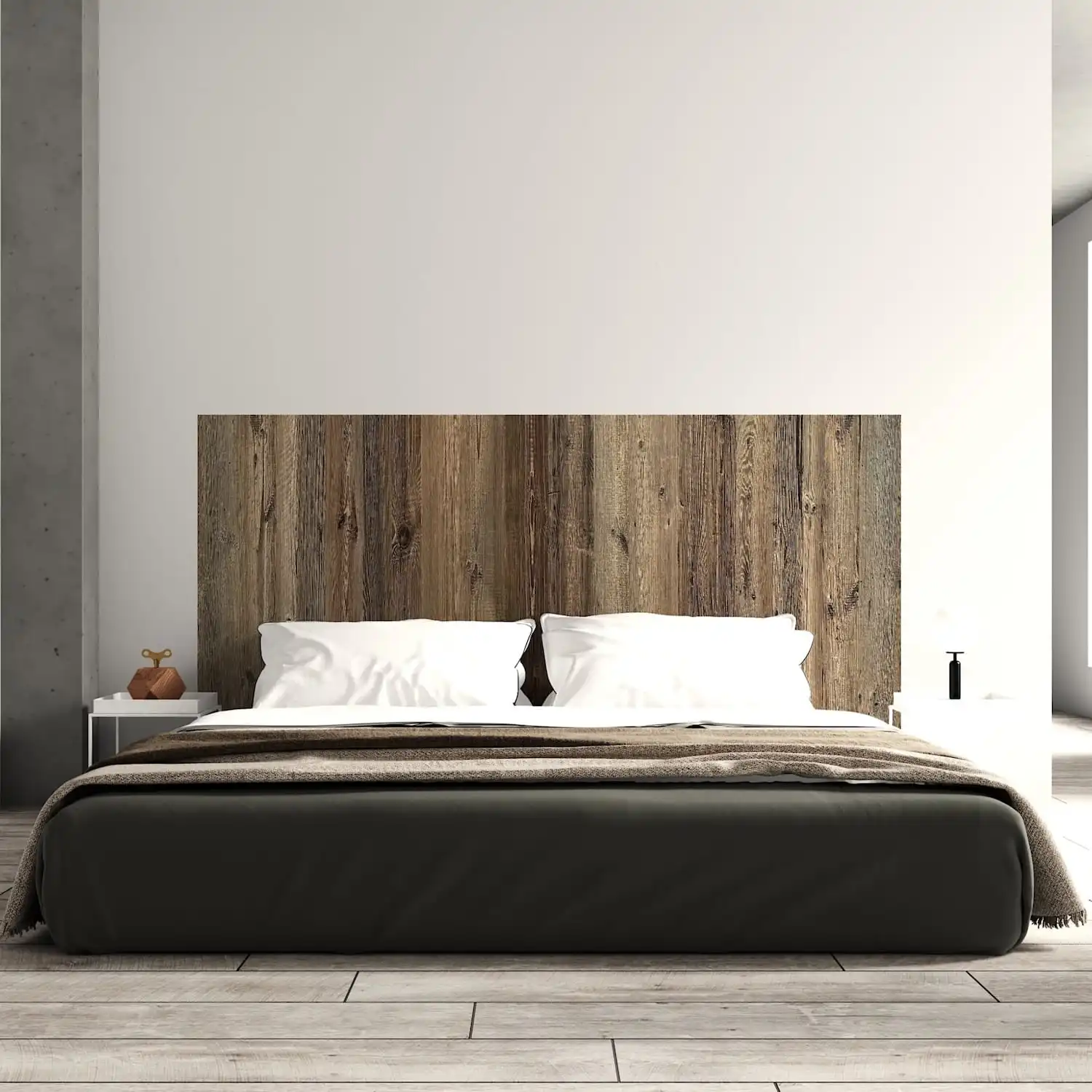  Une chambre moderne avec une grande tête de lit en bois vieilli et un lit habillé de draps blancs et marron. 