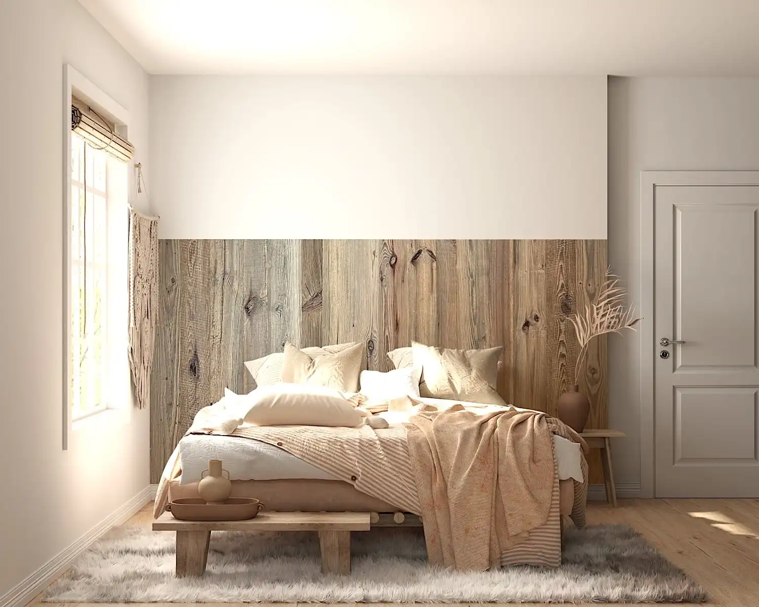Une chambre lumineuse avec un mur d'accent rustique en bois, un lit avec une literie blanche et un jeté orange, un petit banc au pied, un tapis moelleux et une seule fenêtre laissant entrer la lumière du soleil.