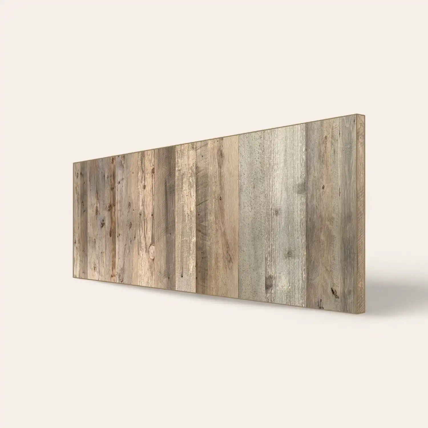  Un panneau de bois horizontal avec une texture patinée. 