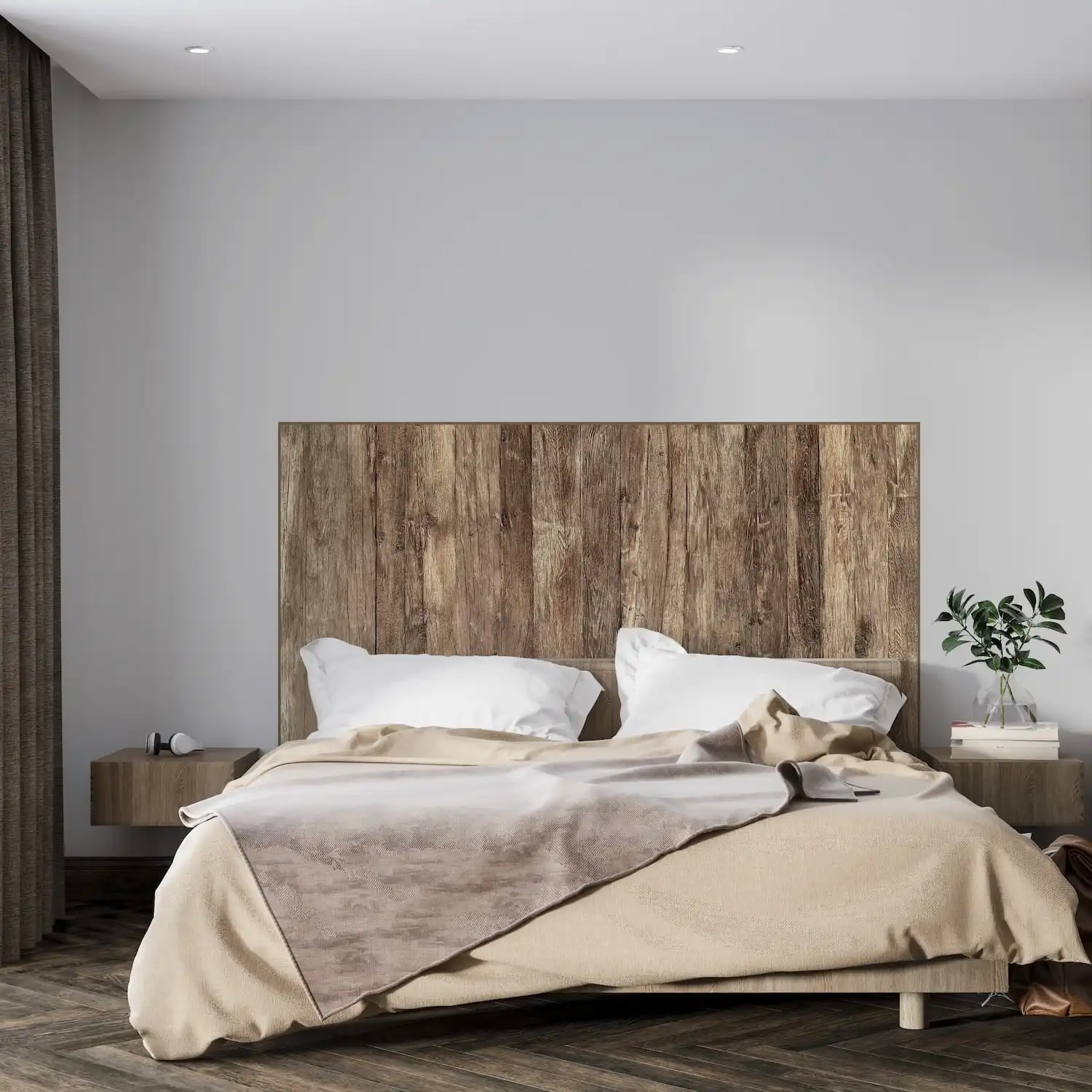  Une chambre minimaliste avec une tête de lit rustique en bois et une literie aux tons neutres. 