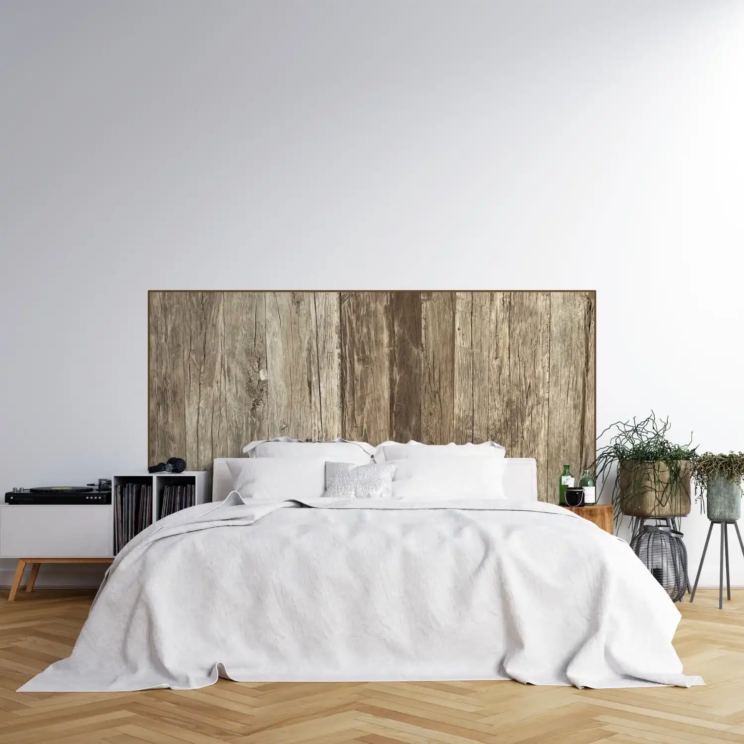  Chambre minimaliste avec une grande tête de lit en bois vieilli et une literie d'un blanc éclatant. 