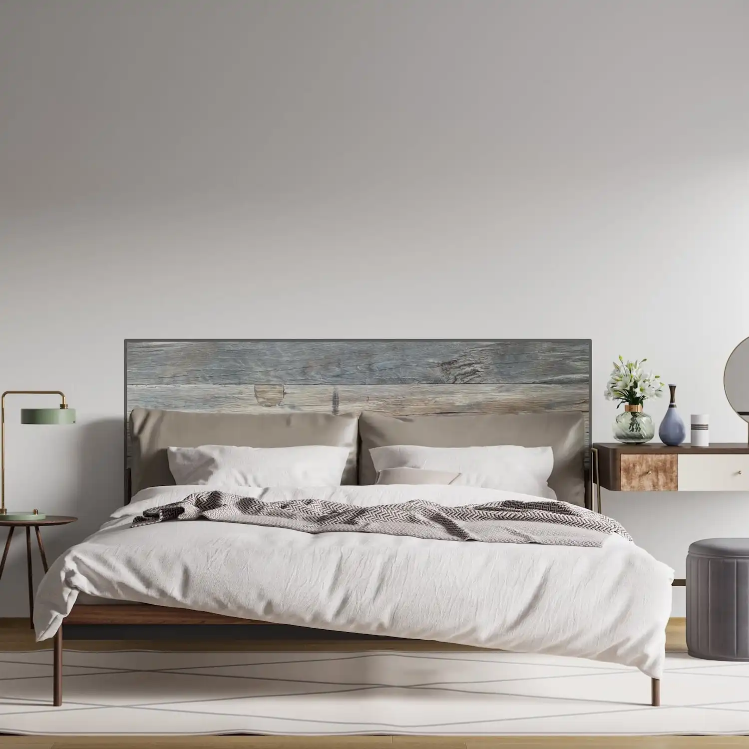  Chambre minimaliste moderne avec un lit soigneusement fait, une grande œuvre d'art au-dessus de la tête de lit et un mobilier de chevet simple. 