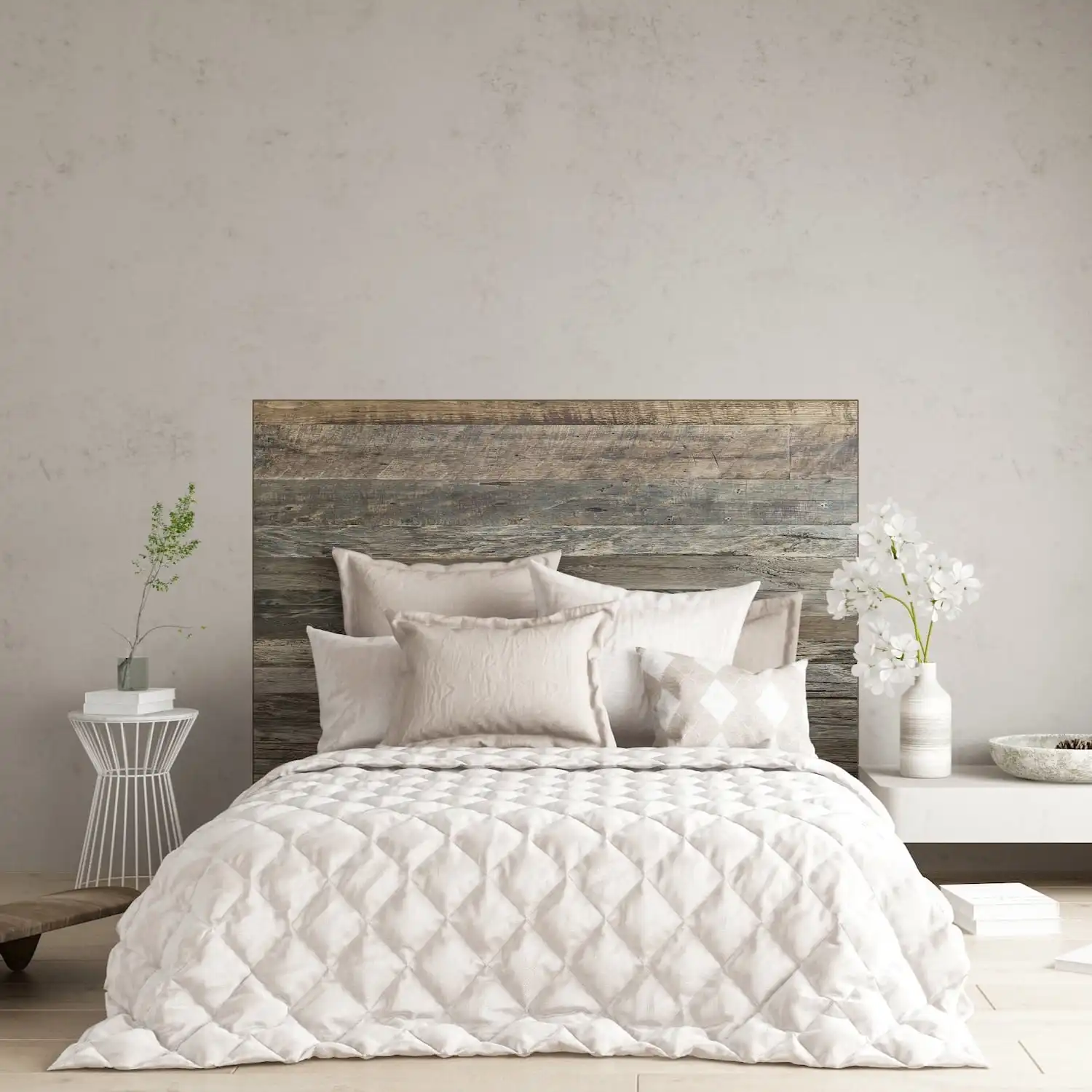 Une chambre moderne dotée d'une couette matelassée sur un lit avec une tête de lit en bois rustique, complétée par un décor minimaliste et une palette de couleurs neutres. 