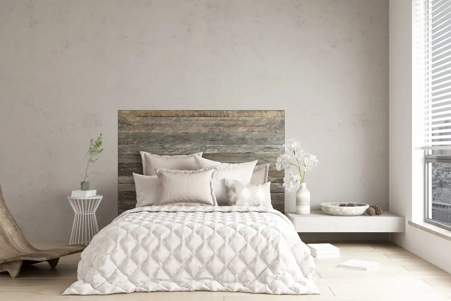 Une chambre minimaliste avec une tête de lit en bois rustique et une literie aux tons neutres.